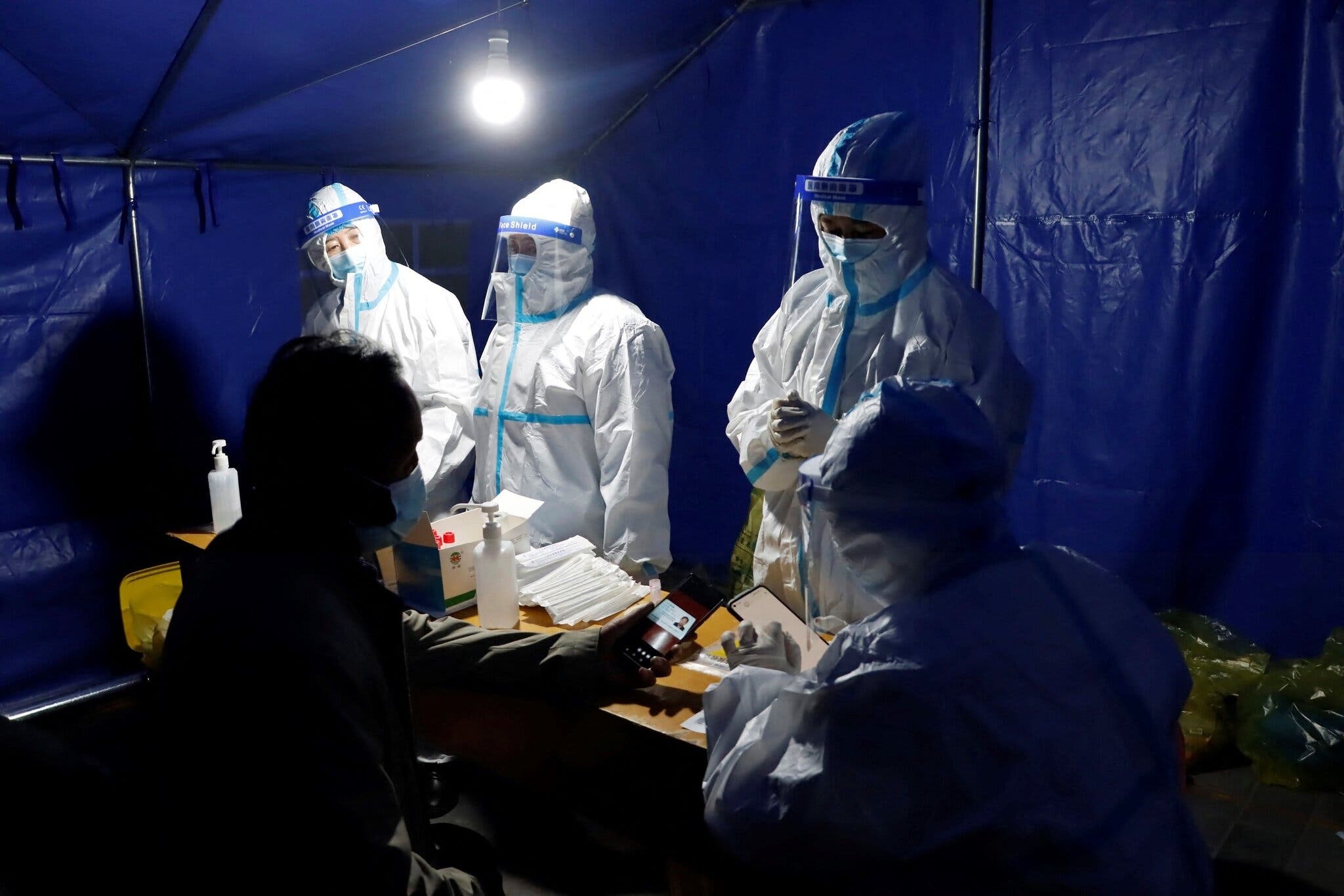 Dot bung dich thach thuc thanh tri cuoi cung cua 'Zero Covid-19' hinh anh