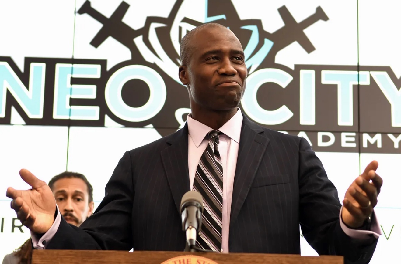 Quan chuc y te My bi duoi kheo vi khong deo khau trang hinh anh