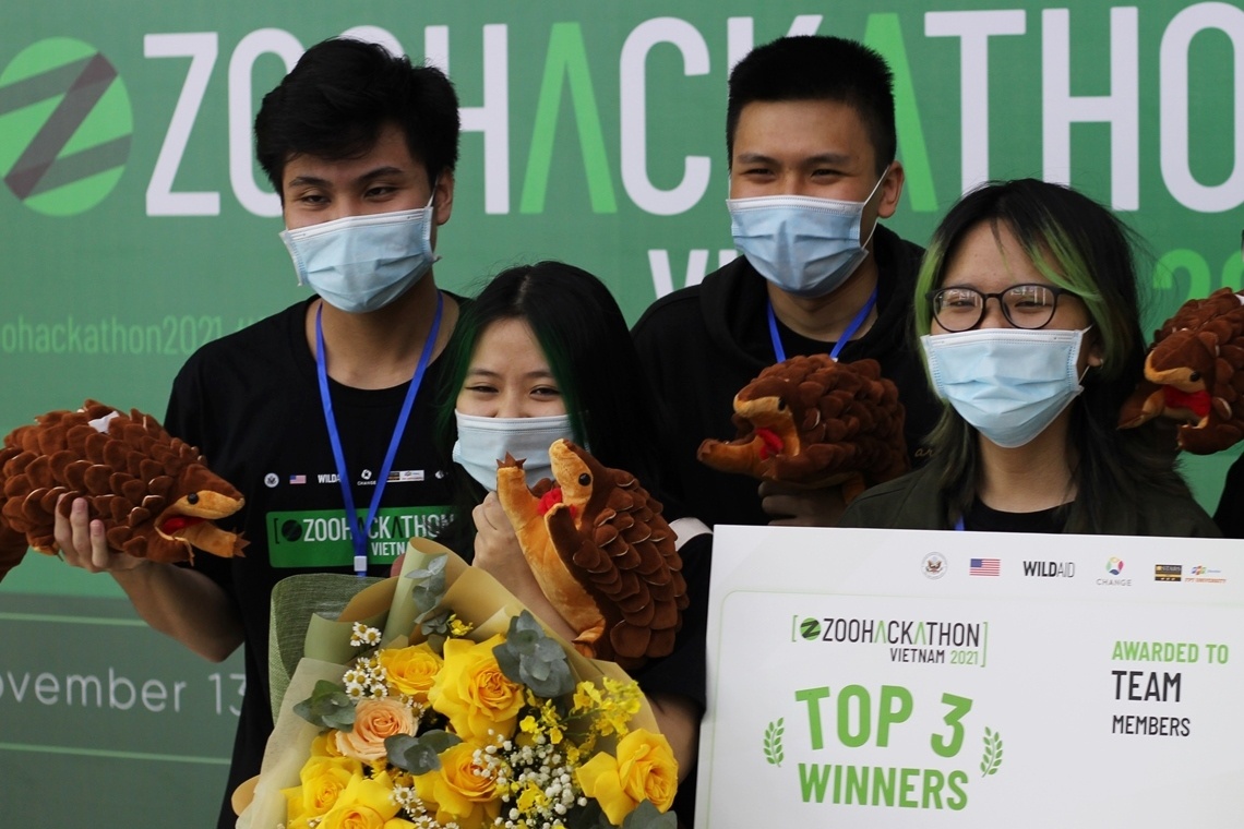 Thanh nien Viet Nam hien ke cong nghe bao ve dong vat hoang da hinh anh