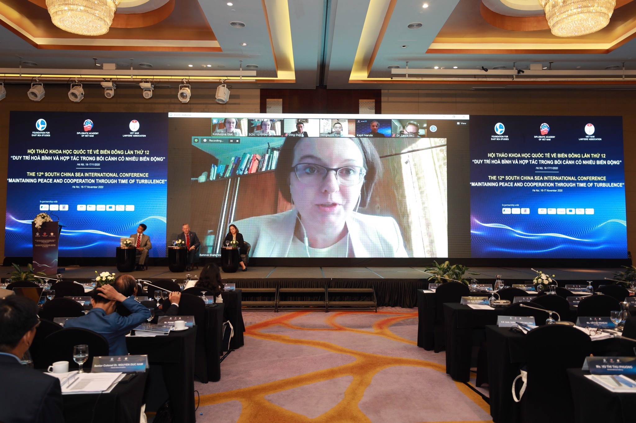 Hang tram dai bieu tham du Hoi thao Khoa hoc Quoc te ve Bien Dong hinh anh