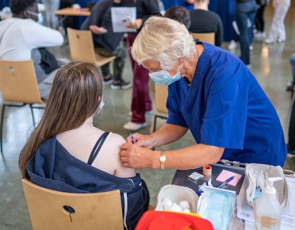 50 nguoi nhiem bien chung Omicron sau mot bua tiec Giang sinh o Na Uy hinh anh