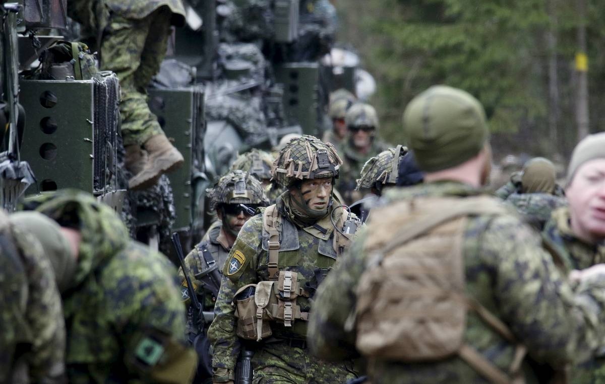 Nga rut hon 10.000 binh si o bien gioi voi Ukraine tro ve can cu hinh anh