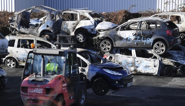 Chao nam moi, dan Phap dot 874 oto hinh anh