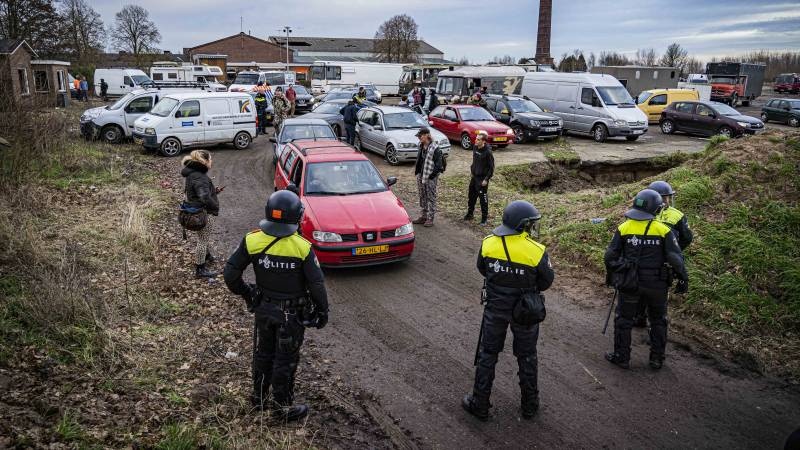 Canh sat Ha Lan dot kich bua tiec nam moi trai phep giua luc phong toa hinh anh