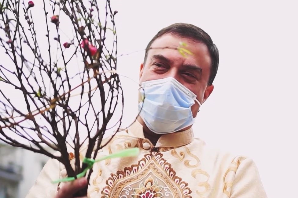 Dai su Israel hat 'Ngay Tet que em' hinh anh