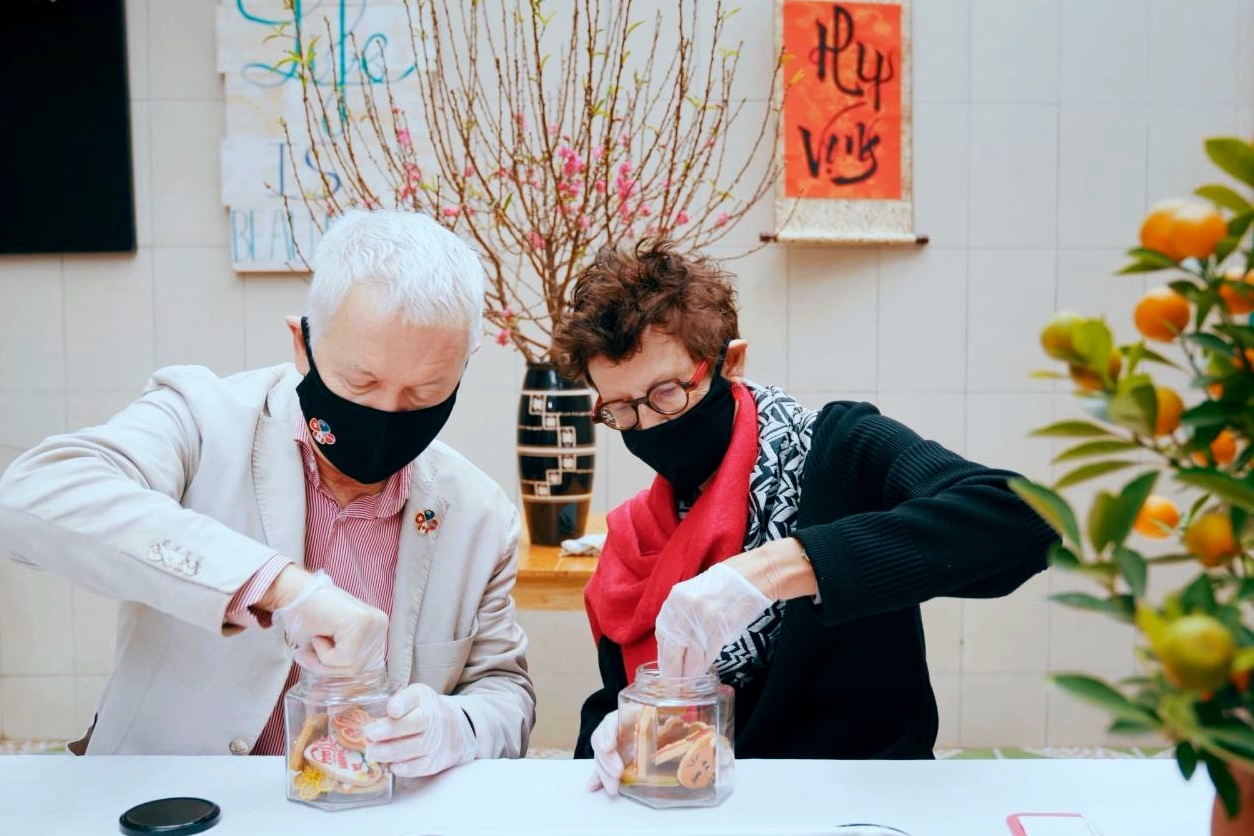 Bon dai su lam banh quy don Tet hinh anh