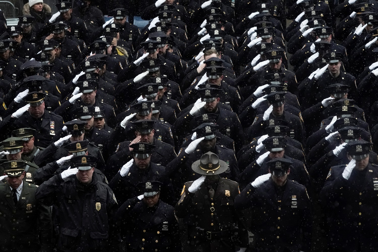 Hang nghin canh sat New York tien dua dong nghiep bi ban chet hinh anh