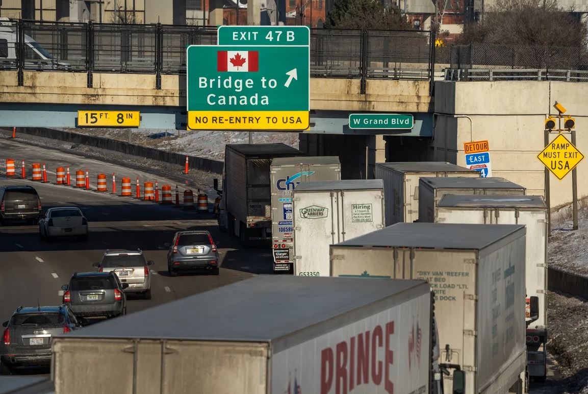 Xe tai bieu tinh bit kin cua khau lon giua Canada va My hinh anh