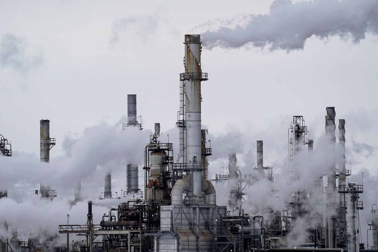 Vi sao My van phai nhap khau dau tu Nga? hinh anh