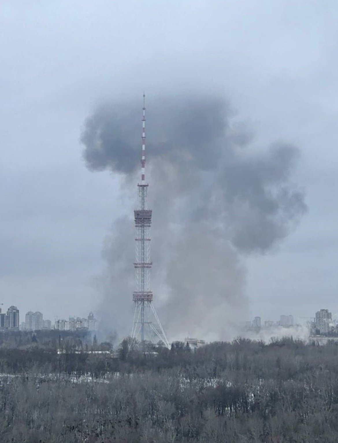 Thap truyen hinh o Kyiv trung khong kich hinh anh