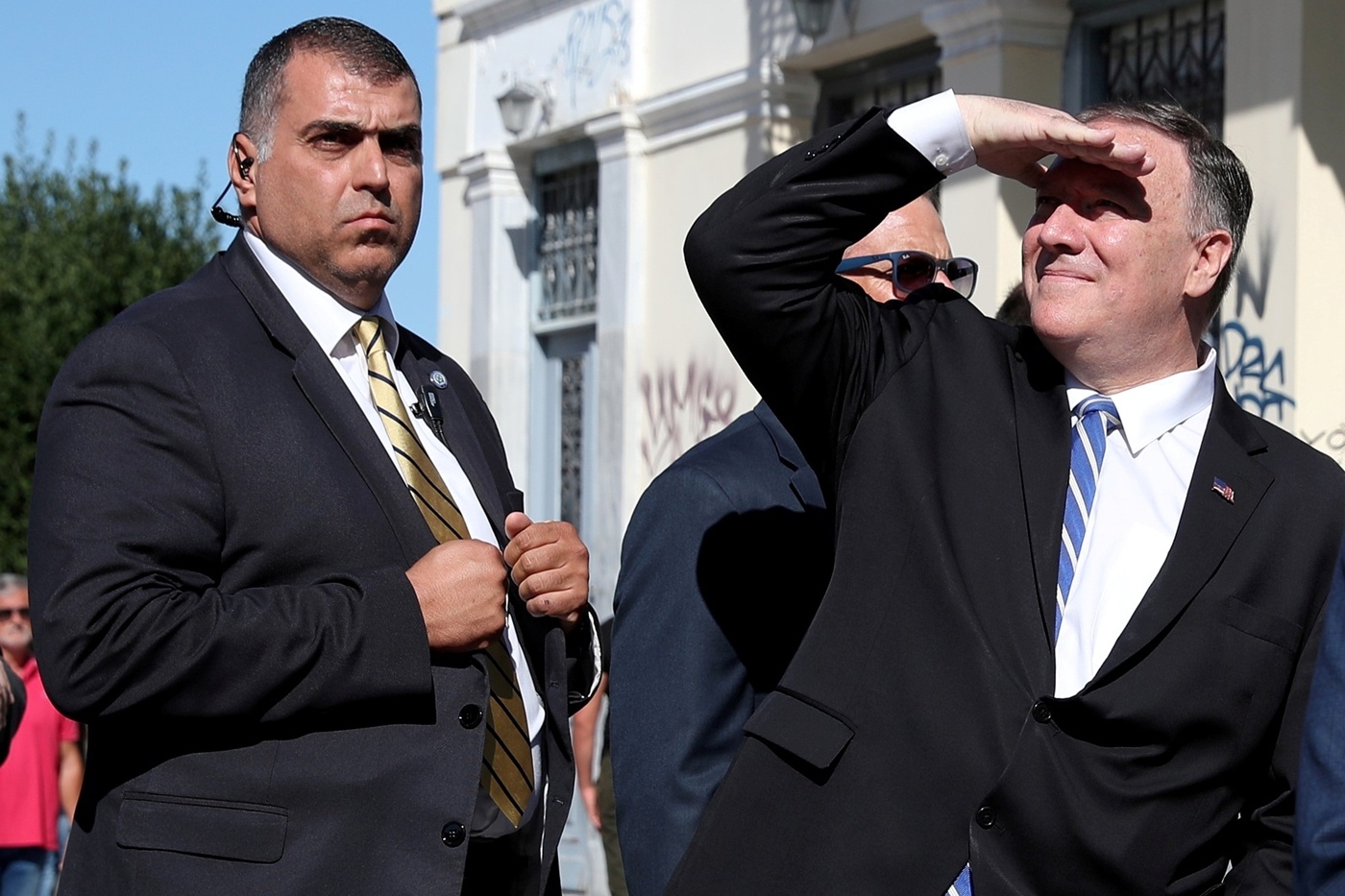 My ton 2 trieu USD/thang vao tien bao ve ong Pompeo va phu ta hinh anh