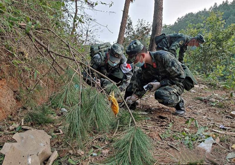 Chua tim thay nguoi song sot trong vu may bay roi o Trung Quoc hinh anh