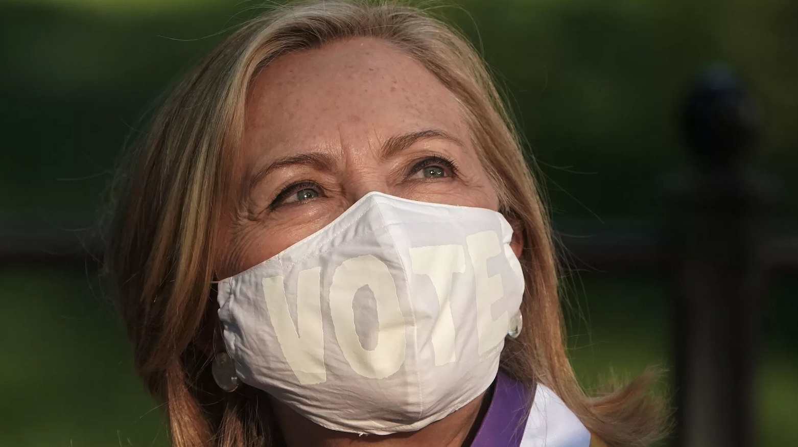 Ba Hillary Clinton mac Covid-19 hinh anh