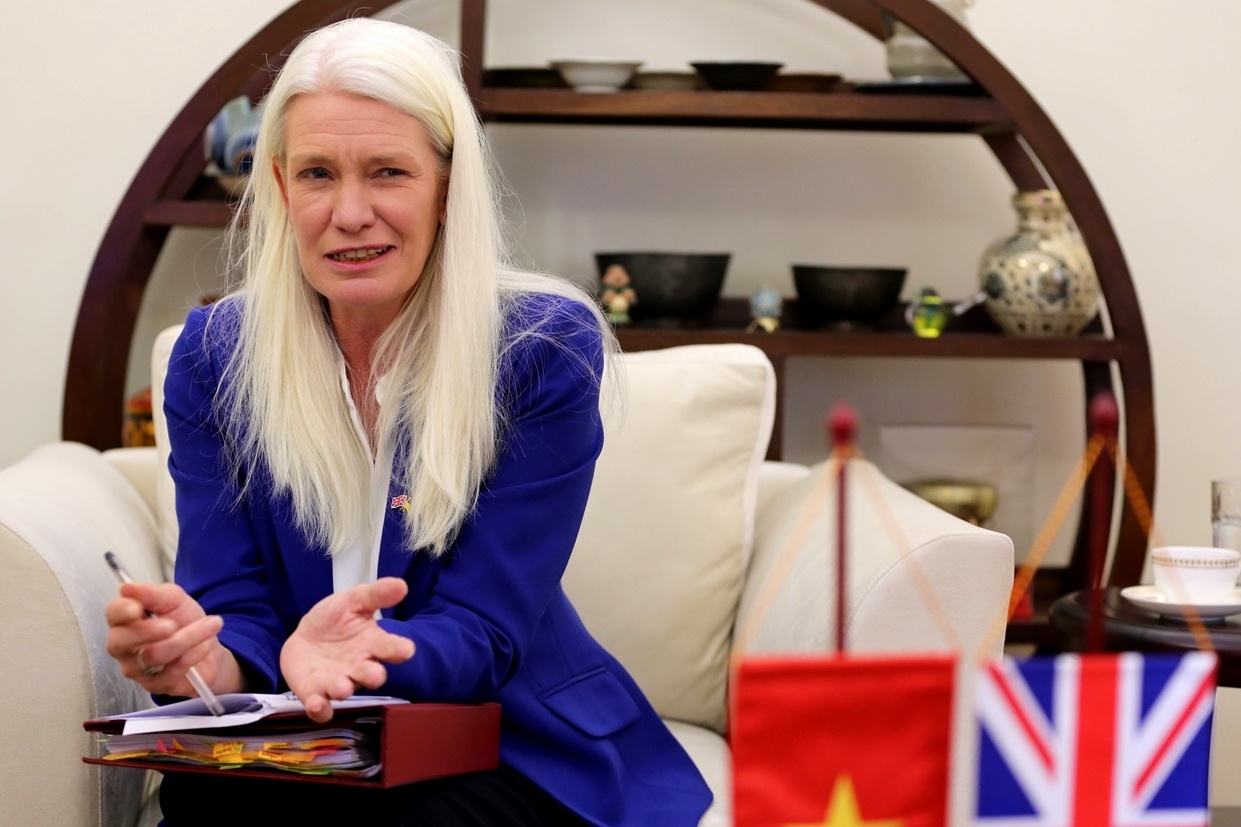 Nan buon nguoi khong cham dut du bien gioi dong cua hinh anh