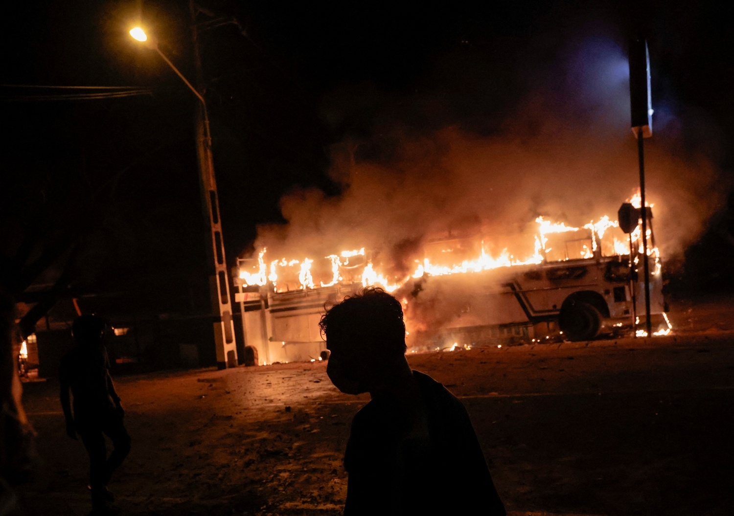 Vi sao Sri Lanka ap lenh gioi nghiem toan quoc? hinh anh
