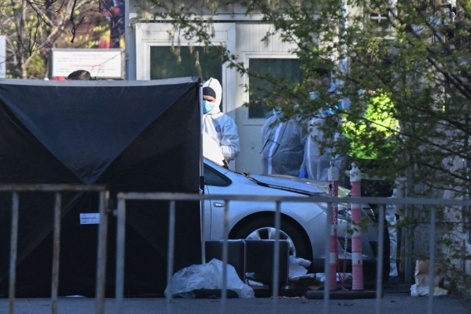 Mot nguoi qua doi sau khi dam xe vao cong Dai su quan Nga o Romania hinh anh