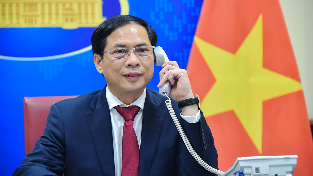 Bo truong Ngoai giao Viet - Trung trao doi ve tinh hinh Ukraine hinh anh