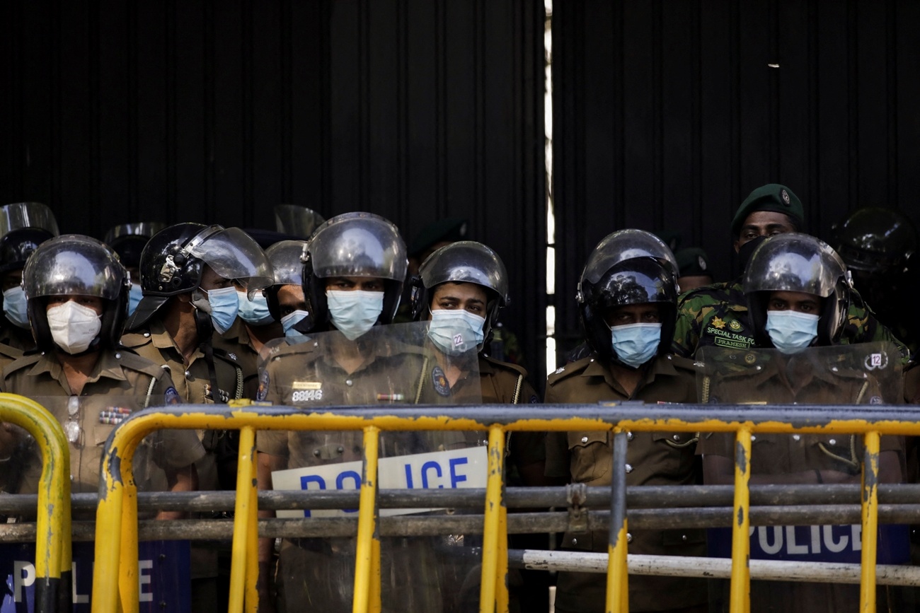 Sri Lanka tuyen bo tinh trang khan cap hinh anh