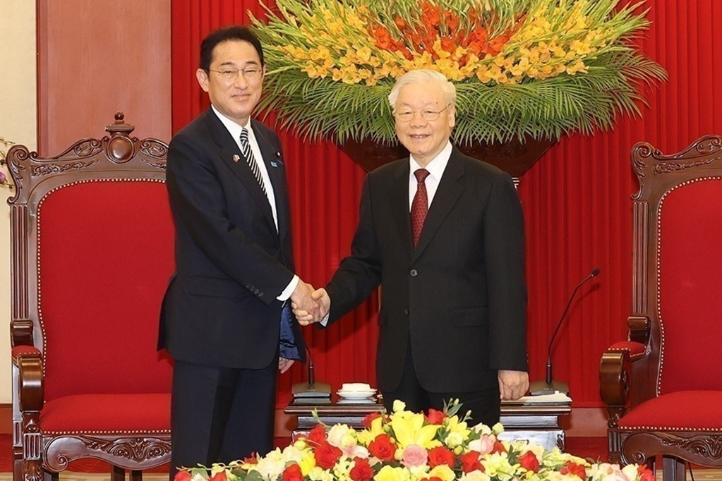 Tong bi thu Nguyen Phu Trong tiep thu tuong Nhat Ban hinh anh