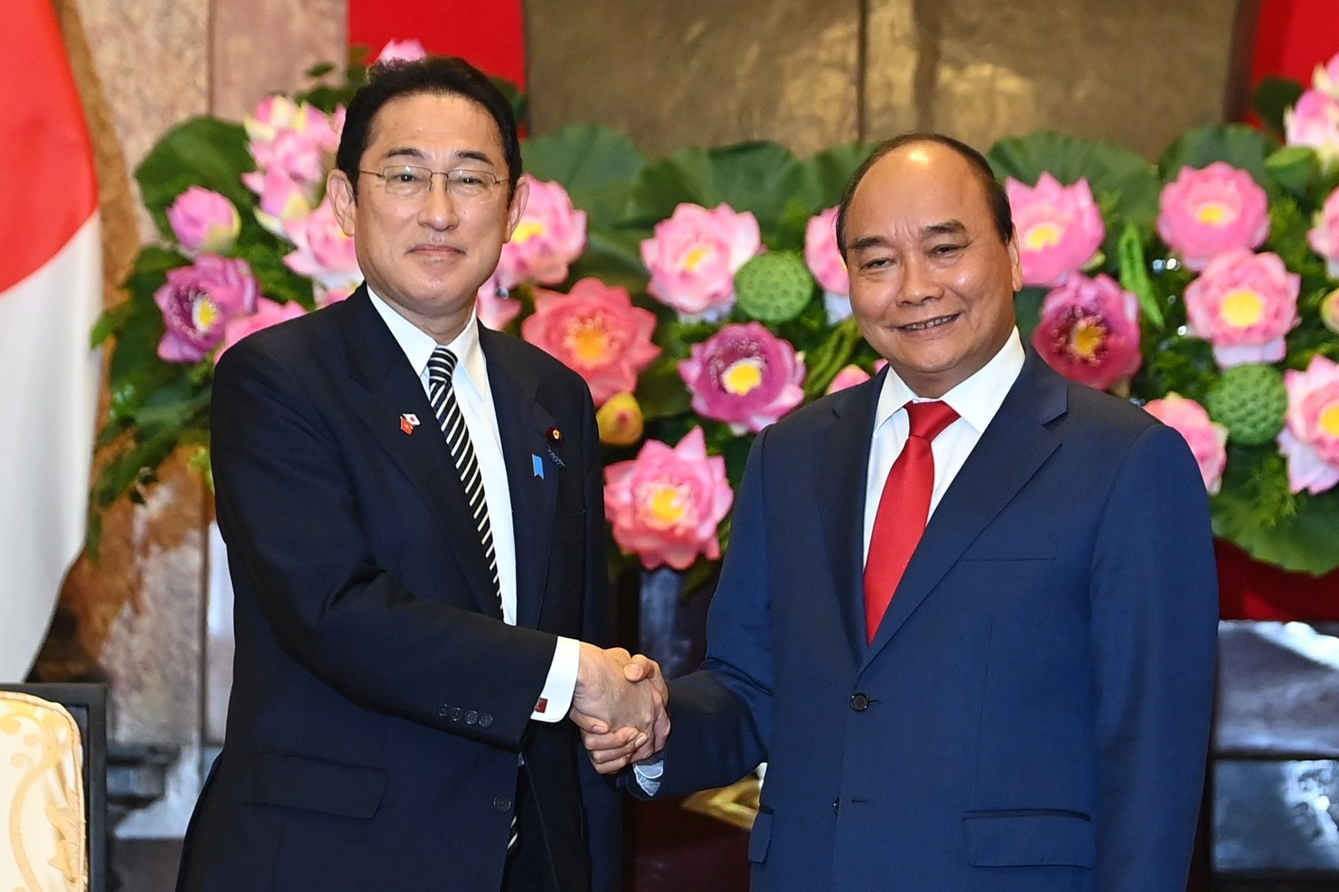 Thu tuong Nhat Ban chao xa giao Chu tich nuoc Nguyen Xuan Phuc hinh anh