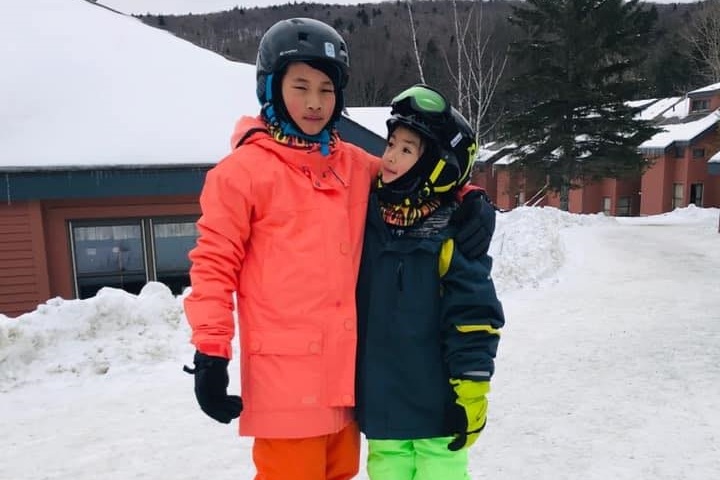 Hai tre goc Viet bi ban vao dau o My hinh anh