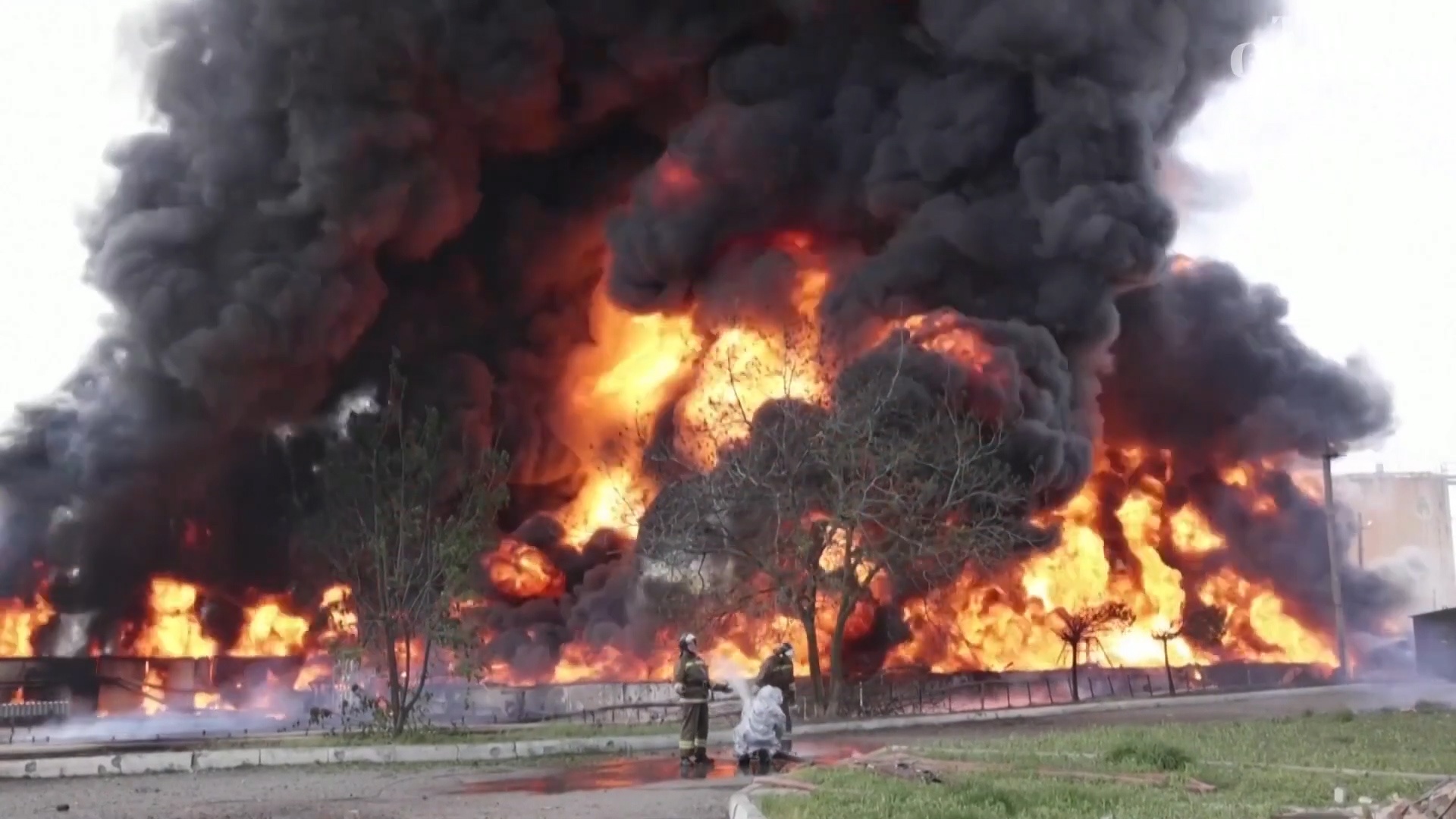 Kho dau cua phe ly khai tai Ukraine chay du doi hinh anh