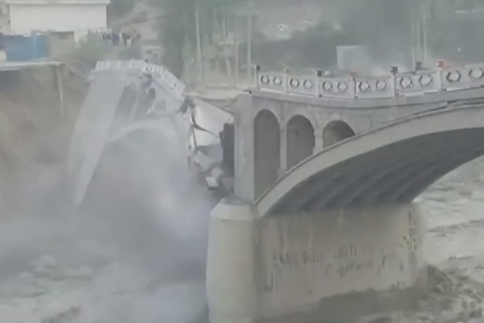 Cay cau tai Pakistan bi cuon troi trong dong nuoc xiet hinh anh