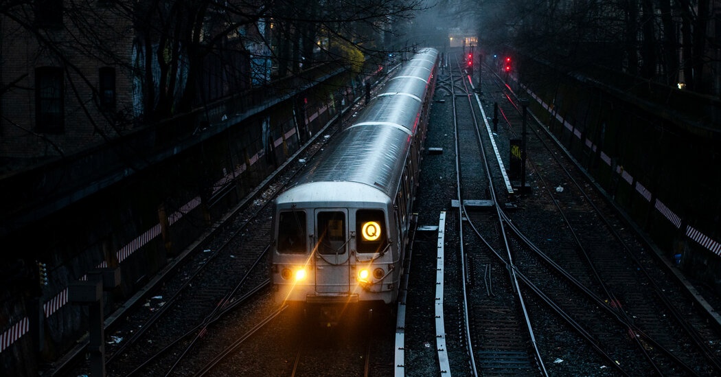 Tu nan vi bi ket quan vao canh cua tau dien ngam o New York hinh anh