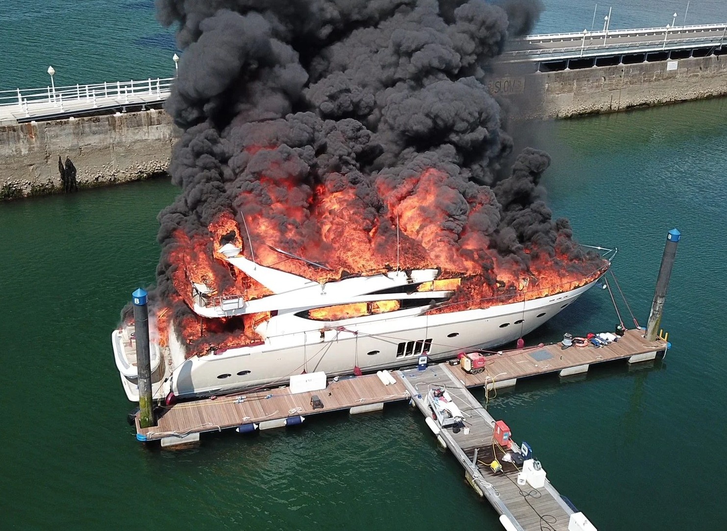 Du thuyen 7,5 trieu USD boc chay o Anh hinh anh