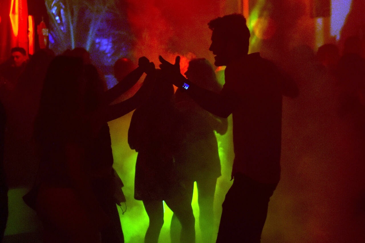 Nhieu nuoc chau Au dau dau vi hang loat vu dam kim trong hop dem hinh anh