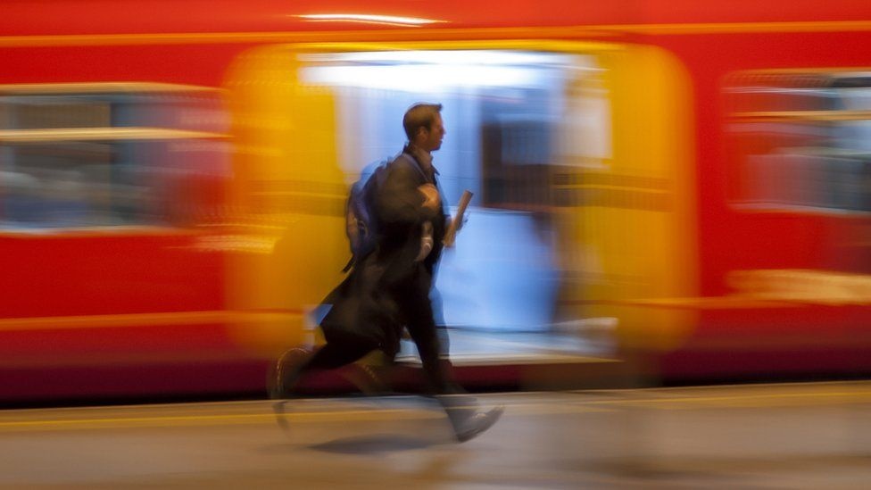 O London, chi can 'di ra duong va tho mot cai roi ve cung ton tien' hinh anh