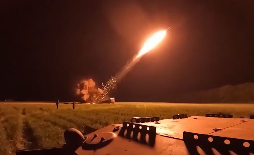 Video ten lua phong loat Uragan xe toac troi dem Ukraine hinh anh