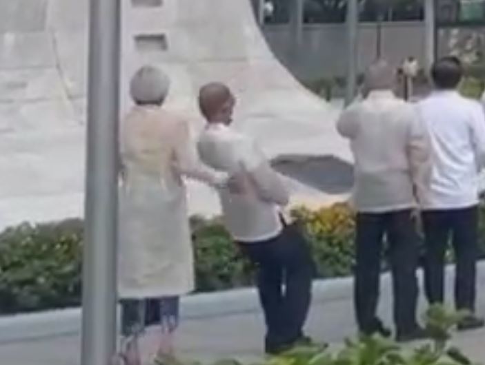 Bo truong Quoc phong Philippines nga guc xuong dat giua su kien hinh anh