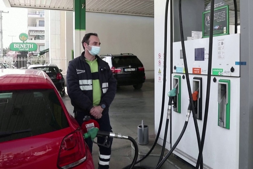 Dai truyen hinh nha nuoc Hy Lap gay soc vi day cach hut trom xang hinh anh