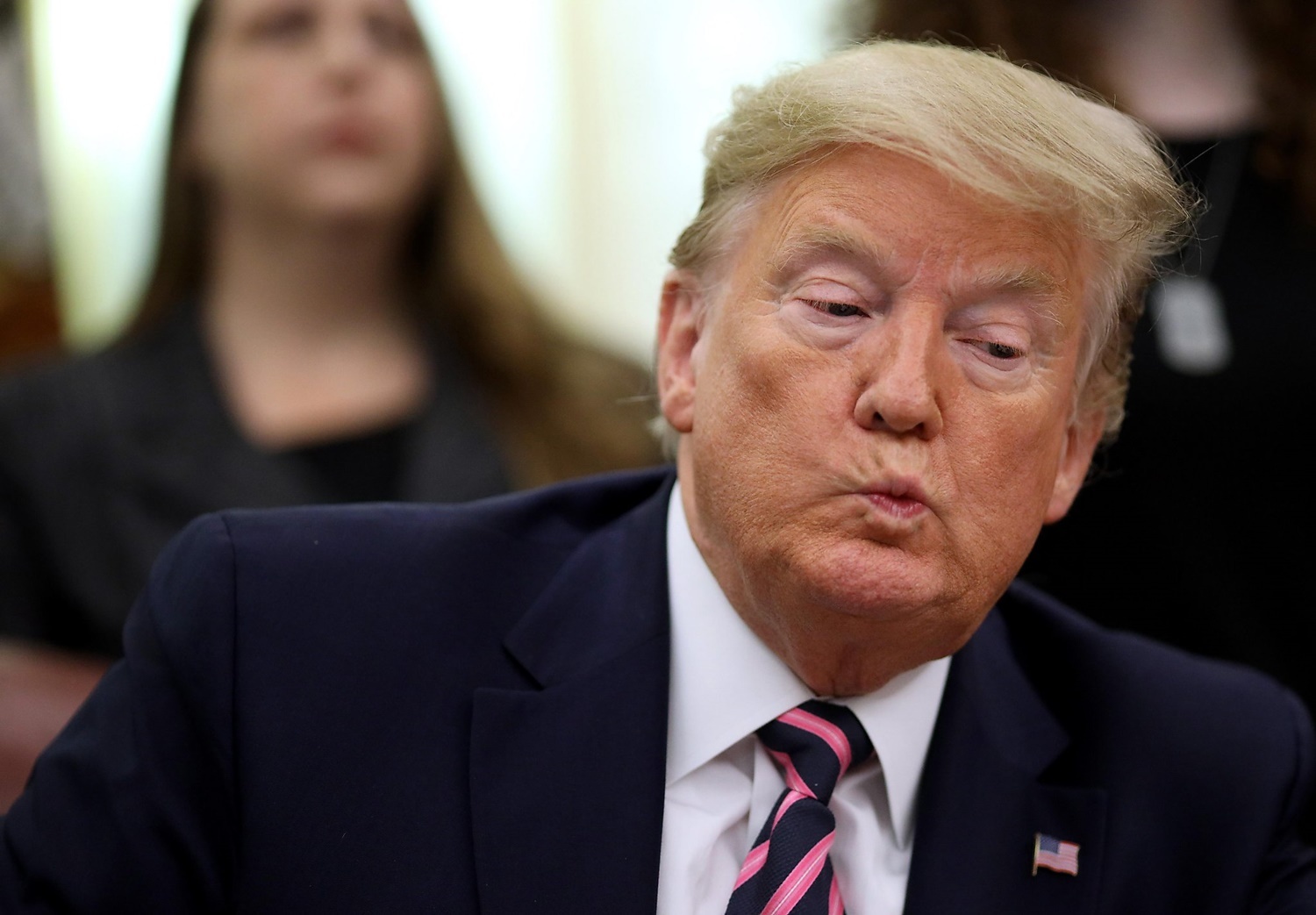 Hai thai cuc trai nguoc ve ong Trump hinh anh