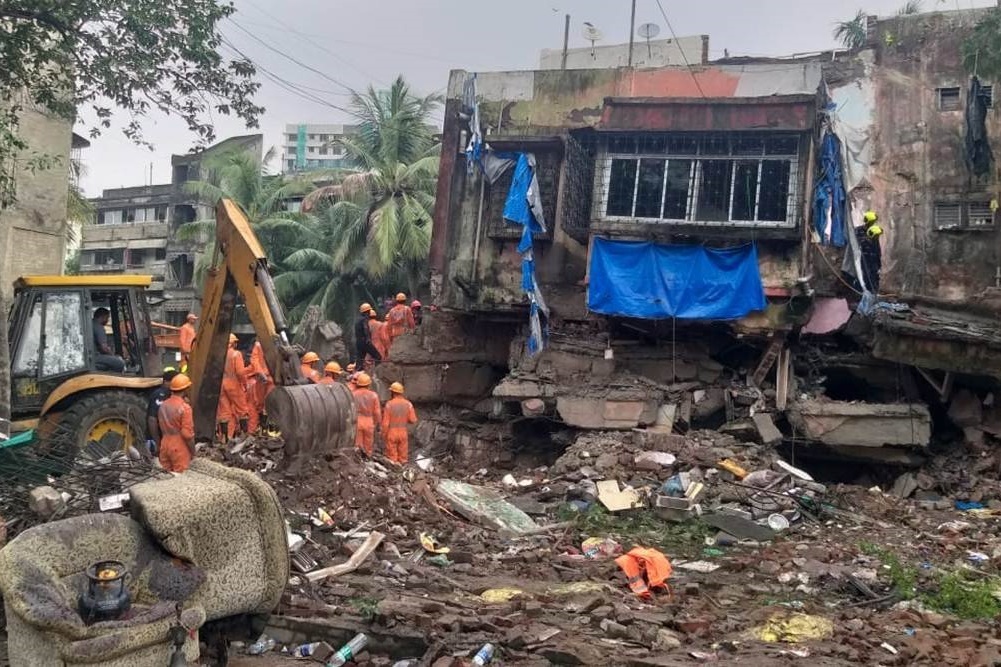 Toa nha 4 tang sap o Mumbai, 19 nguoi chet hinh anh