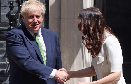 Thu tuong Anh thanh tam diem chu y vi cai bat tay qua da hinh anh