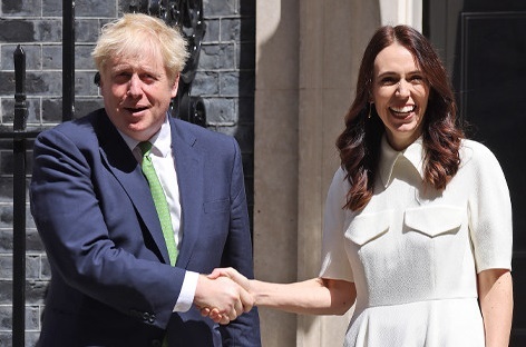 Cai bat tay qua du doi cua thu tuong Anh hinh anh