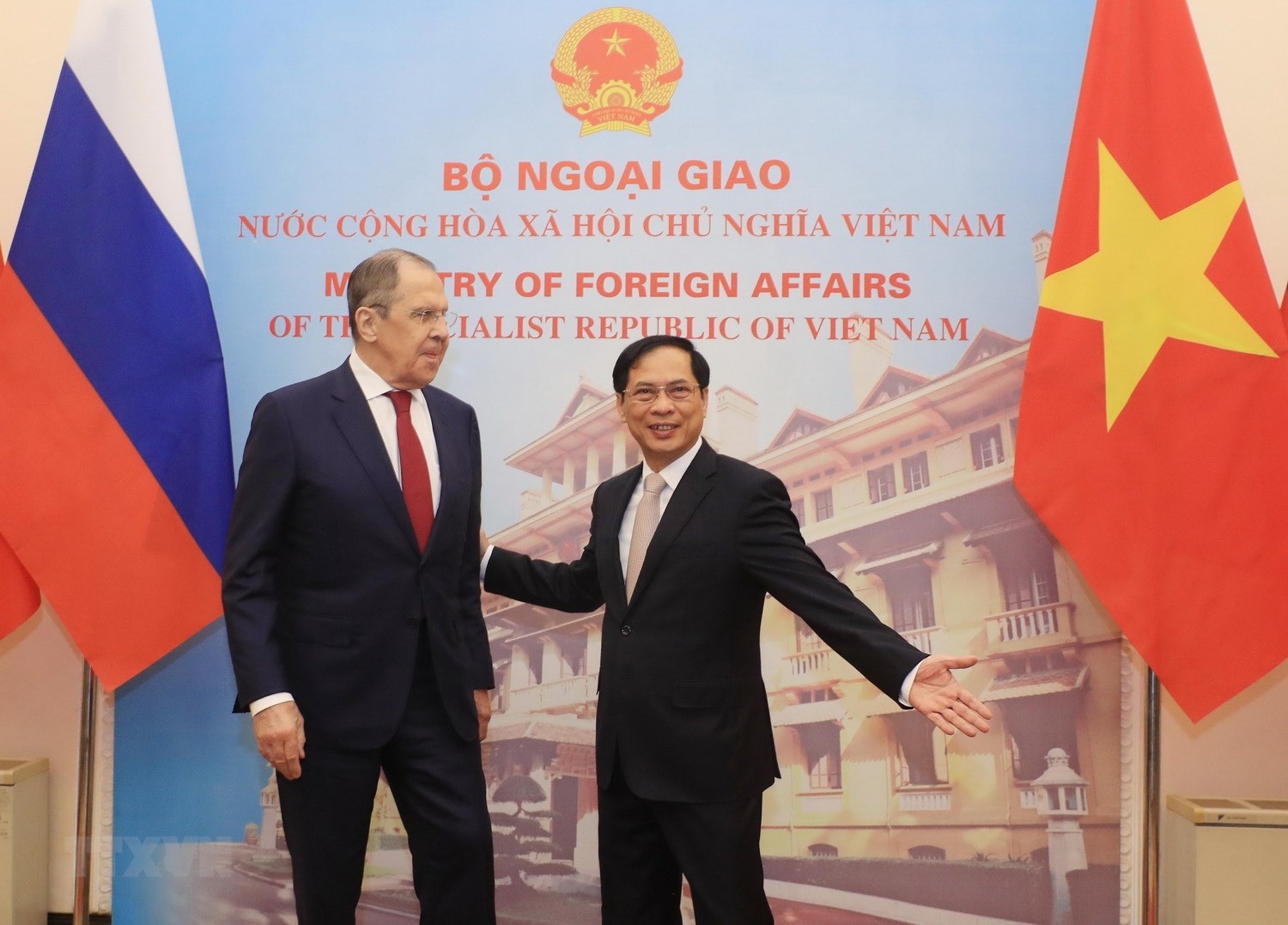 Bo truong Bui Thanh Son hoi dam voi Ngoai truong Nga hinh anh