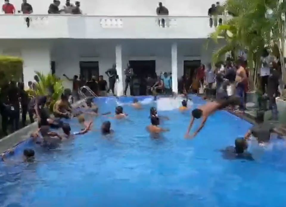 Nguoi bieu tinh no dua sau khi xong vao nha tong thong Sri Lanka hinh anh