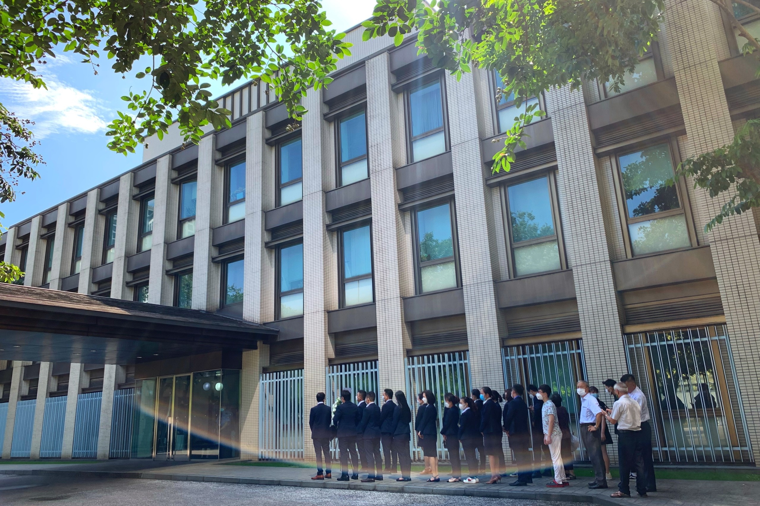 Hang nguoi doi viet so tang ong Abe ben ngoai Dai su quan Nhat hinh anh