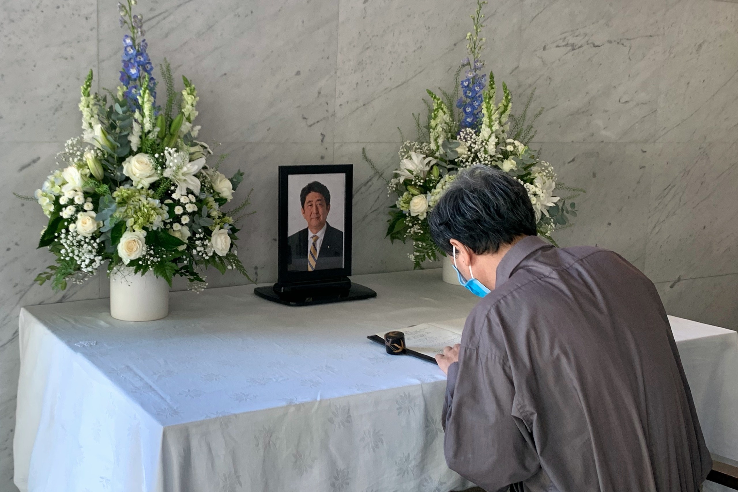 tuong niem ong Abe anh 5