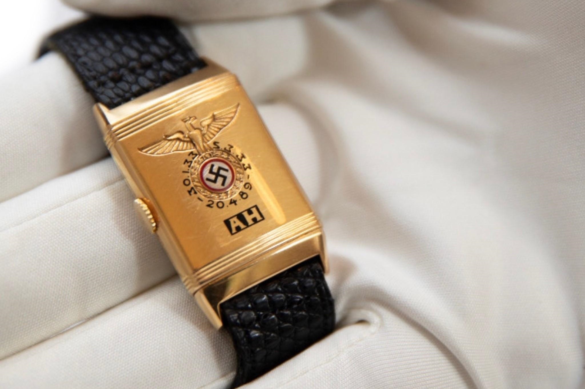 Dong ho nghi cua Hitler duoc ban voi gia 1,1 trieu USD hinh anh