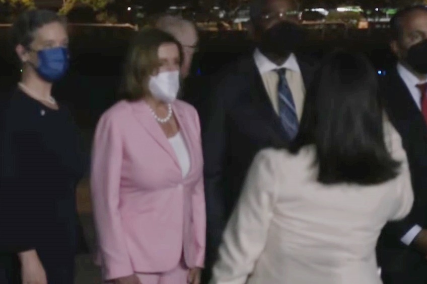 Video chuyen co cho ba Pelosi ha canh o Dai Bac hinh anh