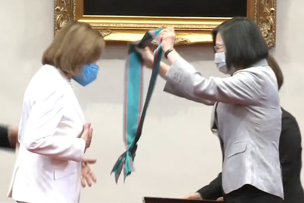 Ba Thai Anh Van trao huan chuong Khanh Van cho chu tich Ha vien My hinh anh