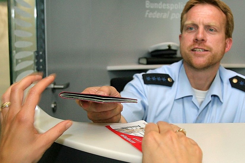 Duc neu cach xu ly doi voi ho chieu moi cua Viet Nam hinh anh