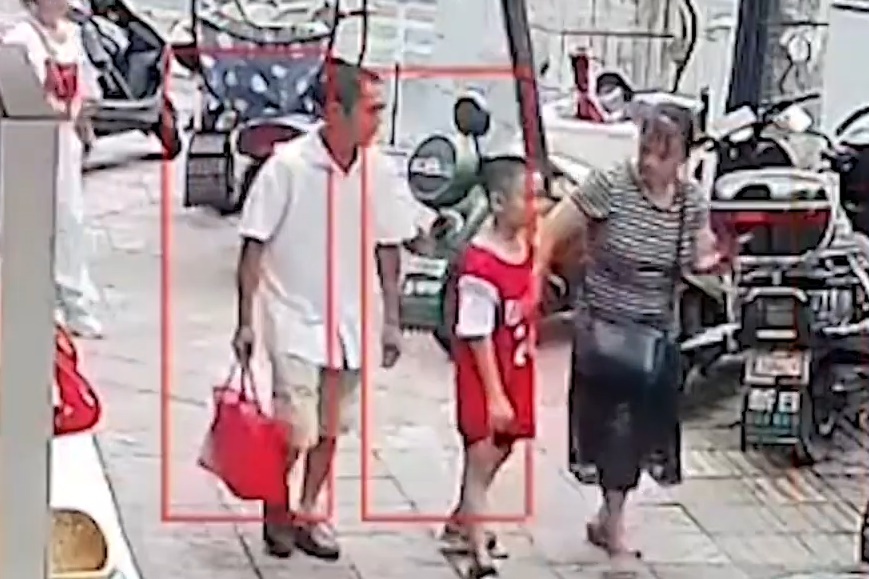 Ten lua gieo mua suyt roi vao nguoi di bo o Trung Quoc hinh anh