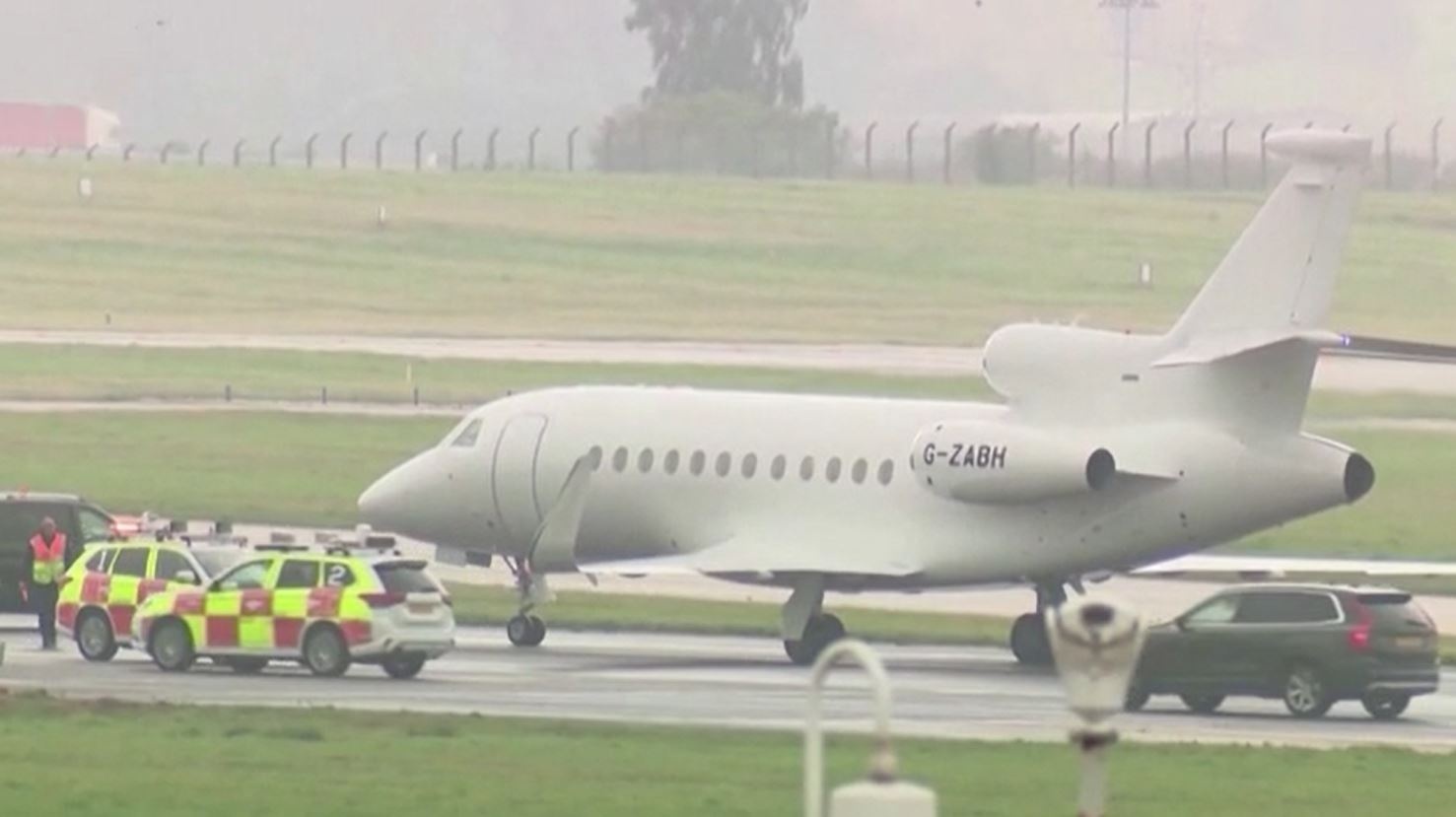 Hoang tu William gap rut dap may bay den ben nu hoang Anh hinh anh