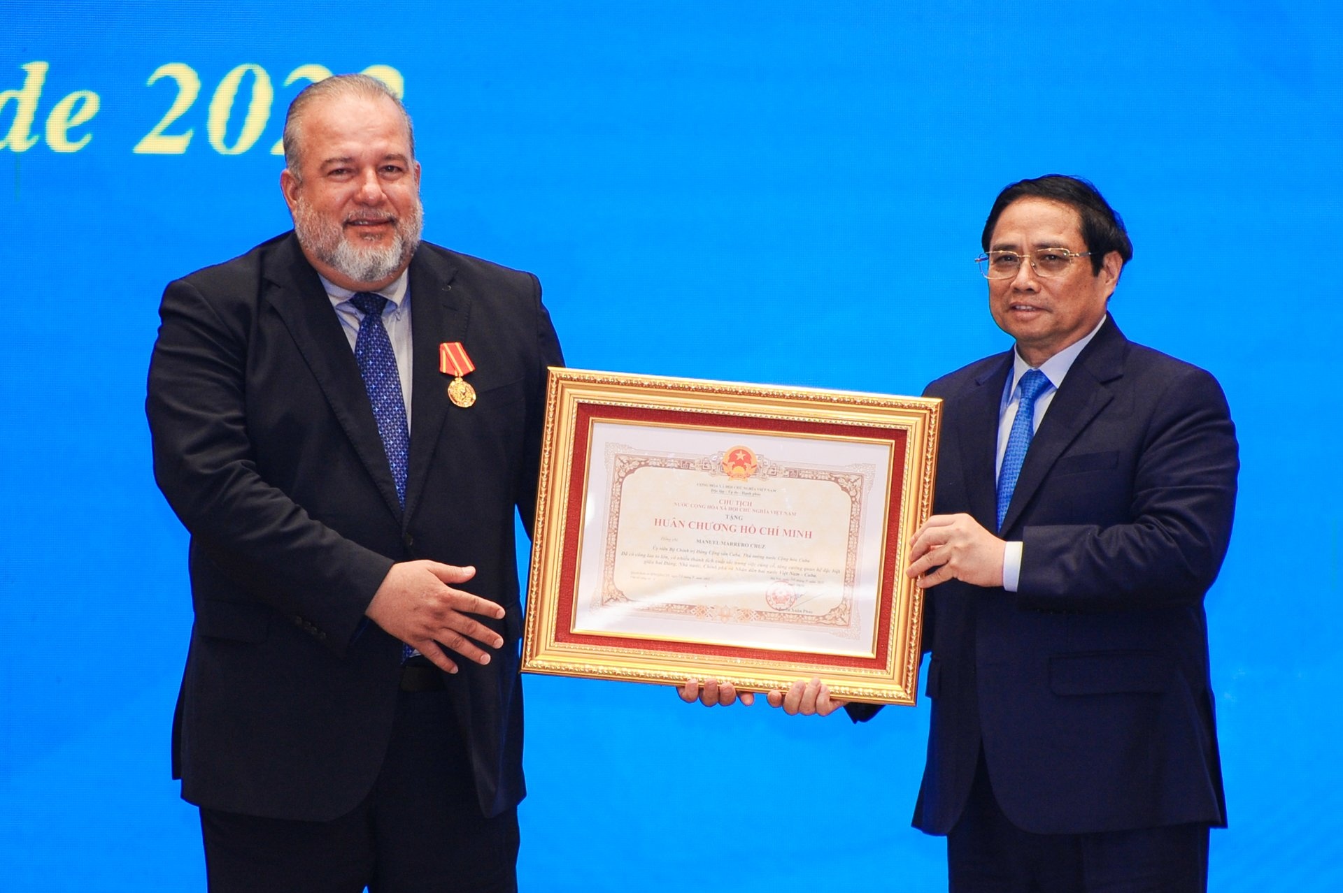 Trao tang Huan chuong Ho Chi Minh cho thu tuong Cuba hinh anh