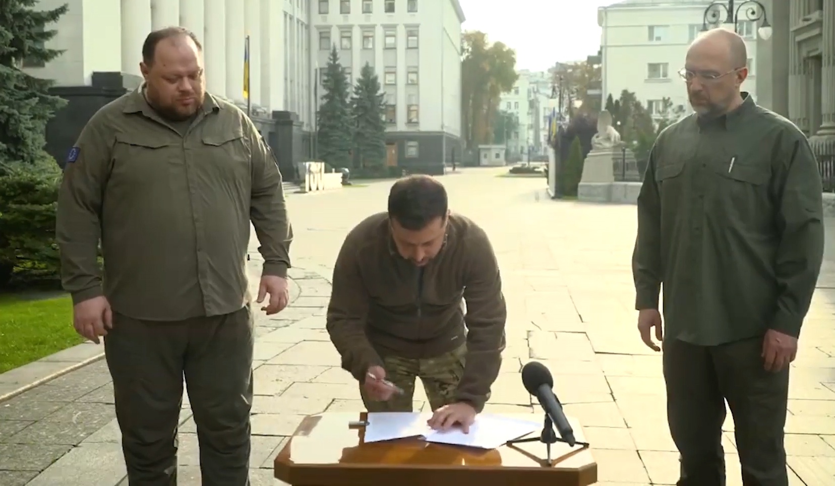 Video lanh dao Ukraine ky don xin gia nhap NATO hinh anh